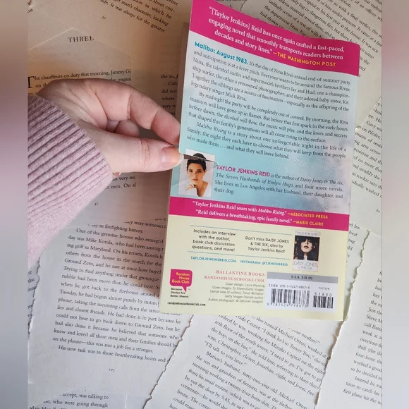 Malibu Rising by Taylor Jenkins Reid paperback book - Picture 4 of 4